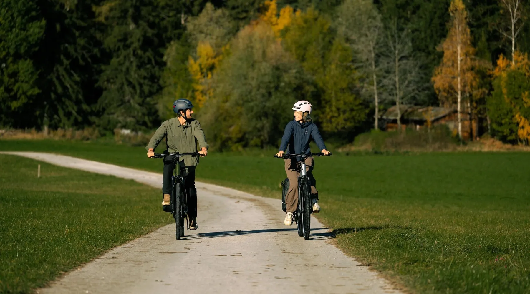 Balade à vélo électrique dans un parc